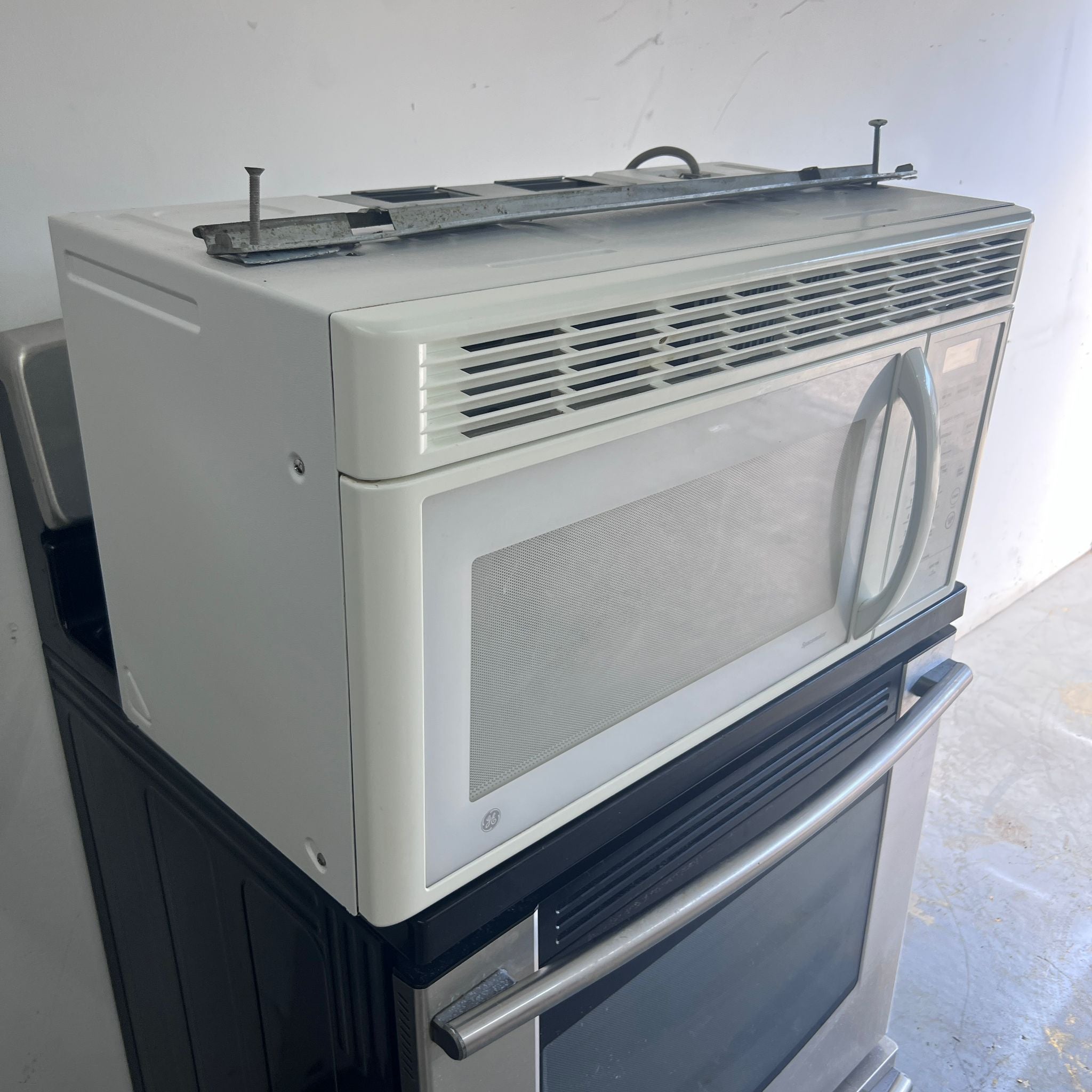 GE Over-the-Range Microwave White GE Over-the-Range Microwave White